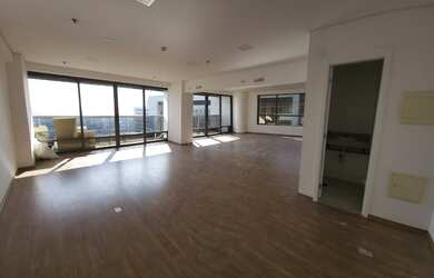 Imagem: O depósito possui 2 Vagas na garagem e 92m² de Área e está