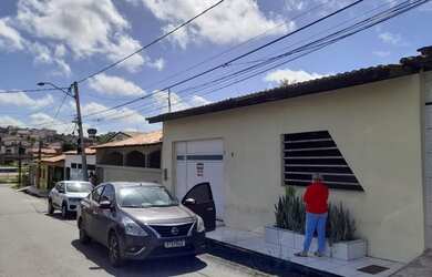 Imagem: A casa possui 3 Dormitórios, 3 Banheiros, 250m² de Área e