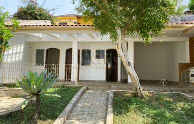 Imagem: A casa possui 4 Dormitórios, 2 Banheiros, 4 Vagas na garagem