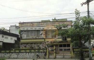 Imagem: O depósito possui 2 Vagas na garagem, 361m² de Área e está