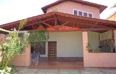 Imagem: A casa possui 3 Dormitórios, 2 Banheiros, 2 Vagas na garagem