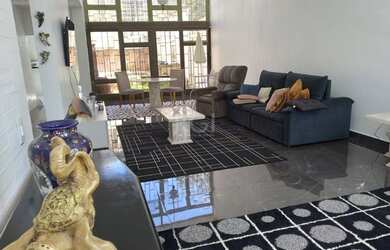 Imagem: A casa possui 4 Dormitórios, 4 Banheiros, 4 Vagas na garagem