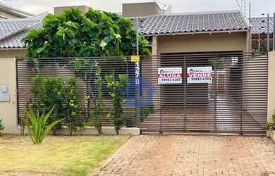 Imagem: A casa possui 3 Dormitórios, 2 Banheiros, 2 Vagas na garagem