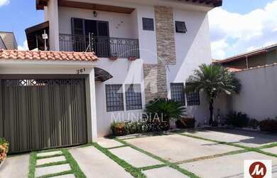 Imagem: A casa possui 5 Dormitórios, 5 Banheiros, 3 Vagas na garagem