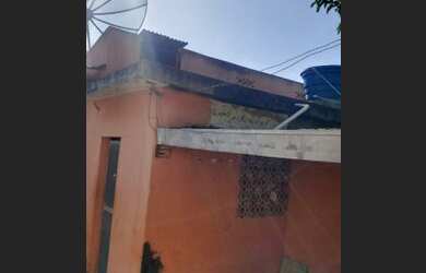 Imagem: A casa possui 3 Dormitórios, 2 Banheiros, 3 Vagas na garagem