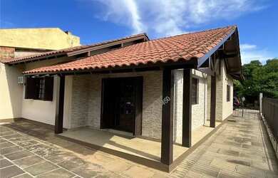 Imagem: A casa possui 4 Dormitórios, 1 Banheiro, 1 Vaga na garagem