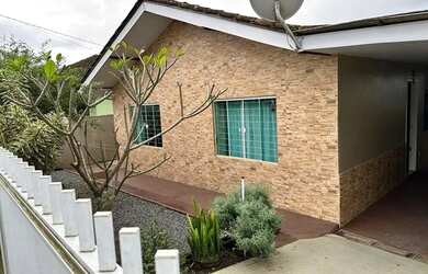 Imagem: A casa possui 3 Dormitórios, 1 Banheiro, 3 Vagas na garagem