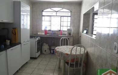 Imagem: A casa possui 3 Dormitórios, 1 Banheiro, 2 Vagas na garagem