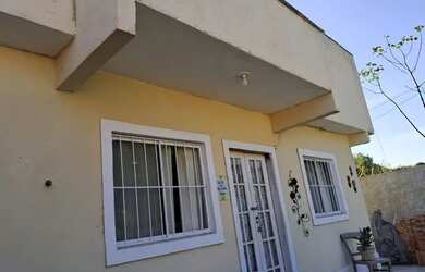 Imagem: A casa possui 1 Dormitório, 1 Banheiro, 3 Vagas na garagem