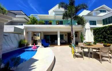 Imagem: A casa em condomínio possui 5 Dormitórios, 5 Banheiros, 2