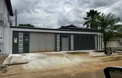 Imagem: A casa possui 3 Dormitórios, 2 Banheiros, 3 Vagas na garagem