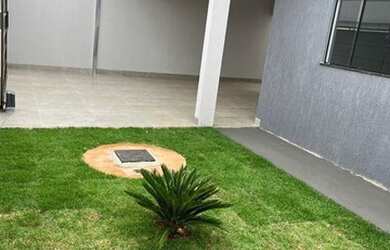 Imagem: A casa possui 3 Dormitórios, 2 Banheiros, 3 Vagas na garagem