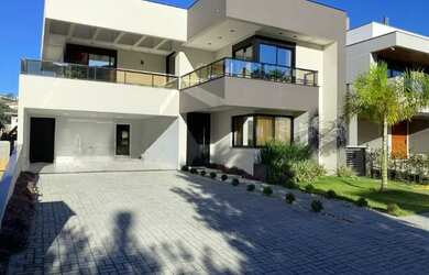 Imagem: A casa possui 3 Dormitórios, 4 Banheiros, 4 Vagas na garagem