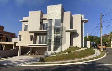 Imagem: A casa em condomínio possui 4 Dormitórios, 4 Banheiros, 4