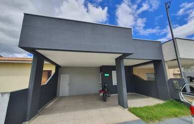 Imagem: A casa em condomínio possui 3 Dormitórios, 1 Banheiro, 2 Vagas