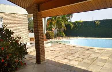 Imagem: A casa possui 4 Dormitórios, 3 Banheiros, 5 Vagas na garagem