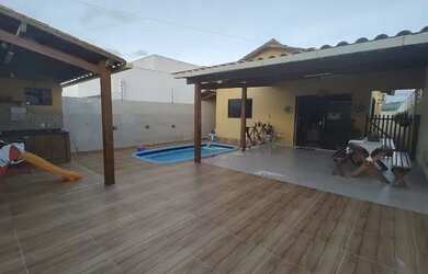 Imagem: A casa possui 3 Dormitórios, 2 Banheiros, 1 Vaga na garagem