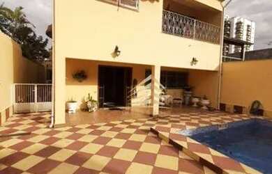 Imagem: A casa possui 5 Dormitórios, 5 Banheiros, 4 Vagas na garagem