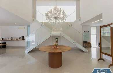 Imagem: A casa possui 3 Dormitórios, 5 Banheiros, 4 Vagas na garagem