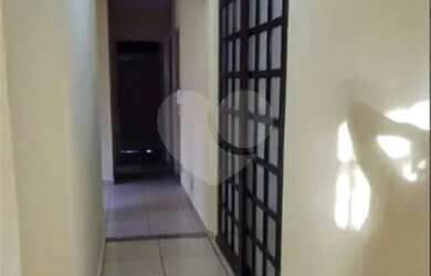 Imagem: A casa possui 3 Dormitórios, 1 Banheiro, 3 Vagas na garagem