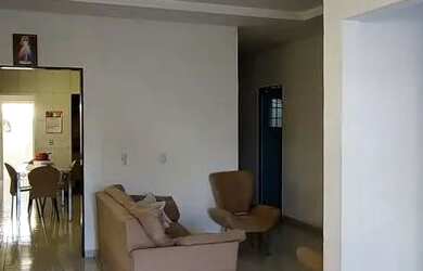 Imagem: A casa possui 3 Dormitórios, 1 Banheiro, 1 Vaga na garagem