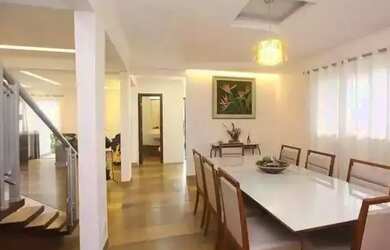 Imagem: A casa possui 3 Dormitórios, 3 Banheiros, 2 Vagas na garagem