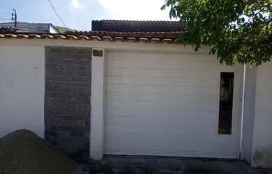 Imagem: A casa possui 2 Dormitórios, 1 Banheiro, 2 Vagas na garagem