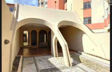 Imagem: A casa possui 5 Dormitórios, 5 Banheiros, 5 Vagas na garagem