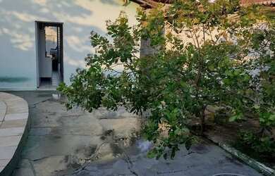 Imagem: A casa possui 2 Dormitórios, 3 Banheiros, 4 Vagas na garagem