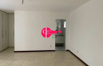 Imagem: A casa em condomínio e possui 4 Dormitórios, Suítes, 3 Banheiros