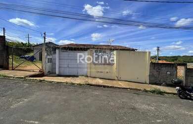 Imagem: A casa possui 3 Dormitórios, 1 Banheiro, 1 Vaga na garagem