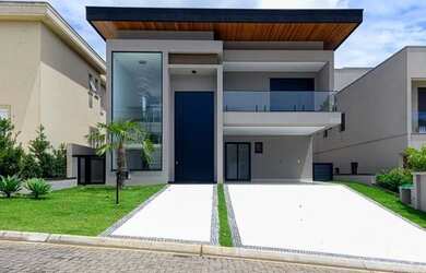 Imagem: A casa em condomínio possui 4 Dormitórios, 5 Banheiros, 5