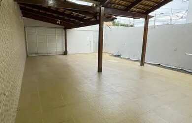 Imagem: A casa possui 2 Dormitórios, 2 Banheiros, 2 Vagas na garagem