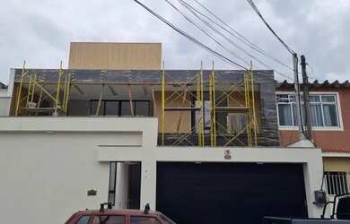 Imagem: A casa possui 3 Dormitórios, 3 Banheiros e 2 Vagas na garagem