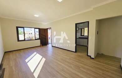 Imagem: A casa possui 3 Dormitórios, 4 Banheiros, 2 Vagas na garagem