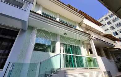 Imagem: A casa possui 4 Dormitórios, 5 Banheiros, 1 Vaga na garagem