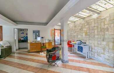 Imagem: A casa possui 5 Dormitórios, 3 Banheiros, 5 Vagas na garagem