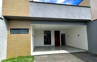 Imagem: A casa possui 3 Dormitórios, 2 Banheiros, 2 Vagas na garagem