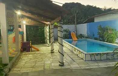 Imagem: A casa possui 3 Dormitórios, Acomodam 20 pessoas, 5 Vagas na