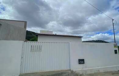 Imagem: A casa possui 3 Dormitórios, 1 Banheiro e está localizado