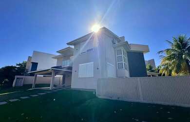 Imagem: A casa em condomínio possui 4 Dormitórios, 1 Banheiro, 4 Vagas