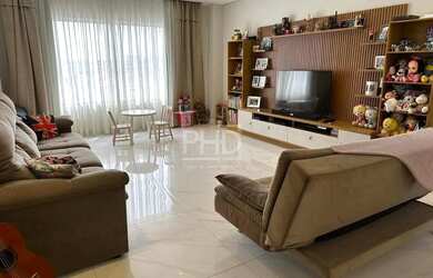 Imagem: A casa possui 3 Dormitórios, 4 Banheiros, 5 Vagas na garagem