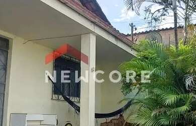 Imagem: A casa possui 3 Dormitórios, 1 Banheiro, 2 Vagas na garagem