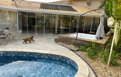 Imagem: A casa em condomínio possui 5 Dormitórios, 5 Banheiros, 5