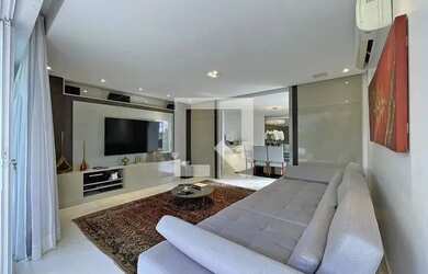 Imagem: A casa possui 4 Dormitórios, 5 Banheiros, 4 Vagas na garagem