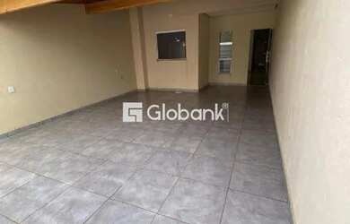 Imagem: A casa possui 3 Dormitórios, 1 Banheiro, 2 Vagas na garagem