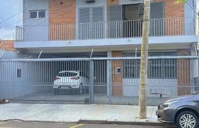 Imagem: A casa possui 4 Dormitórios, 5 Banheiros, 2 Vagas na garagem