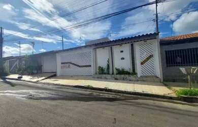 Imagem: A casa possui 3 Dormitórios, 2 Banheiros e está localizado