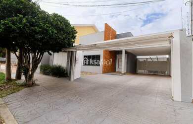 Imagem: A casa possui 3 Dormitórios, 3 Banheiros, 4 Vagas na garagem