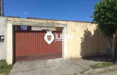 Imagem: A casa possui 3 Dormitórios, 1 Banheiro, 2 Vagas na garagem